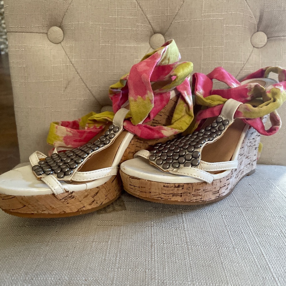 Very pretty strap 3 1/3 inch wedge